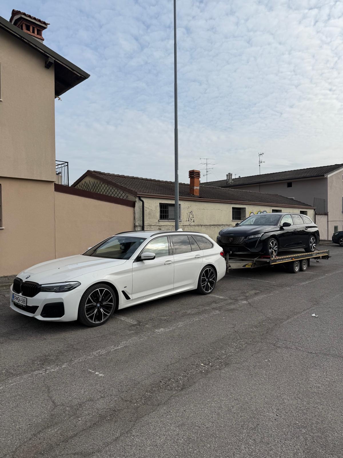 NLUX avtovleka — BMW s prikolico za prevoz vozil
